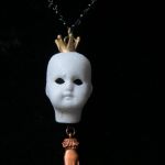 Verkocht Ketting No Eyes € 55,00 Vintage porceleinen poppehoofd